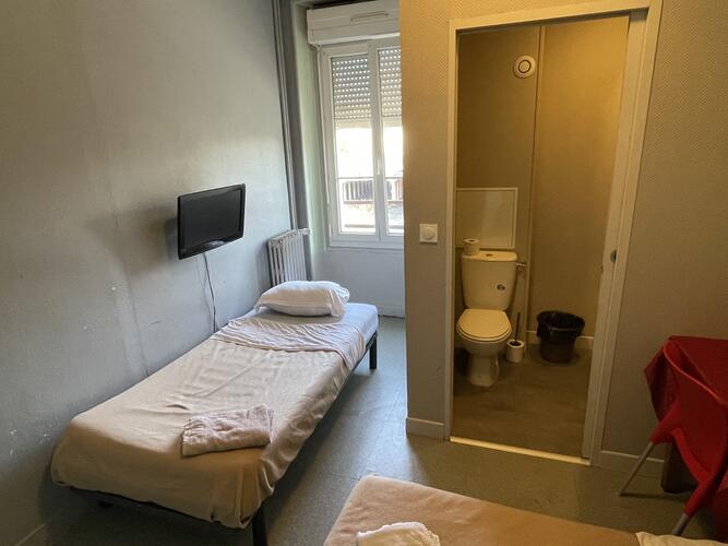 Chambre twin pas chères avec salle de bain privée au Mans