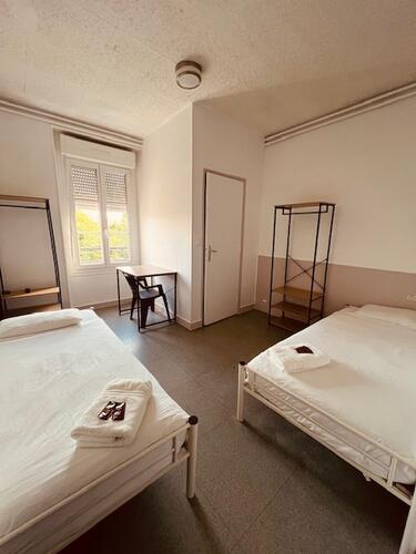 Chambres confortables avec salle de bain pour famille au Mans