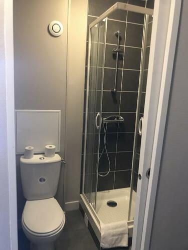 Les salles de bains de l'hôtel le Sporting sont équipées d'une douche, d'un toilette et disposent de produits d'accueil